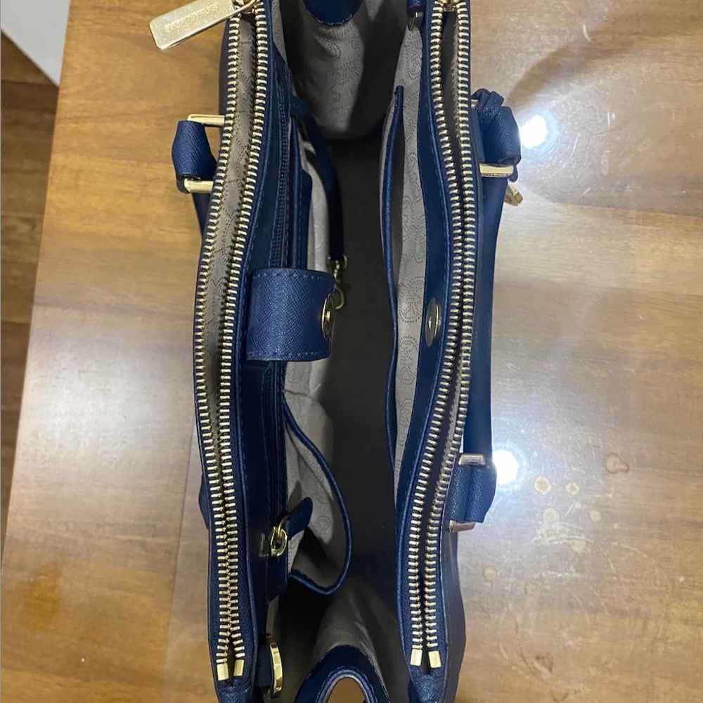 JUST LIKE NEW: MICHAEL KORS SUTTON SAFFIANO NAVY TOTE - Picture 3 of 3